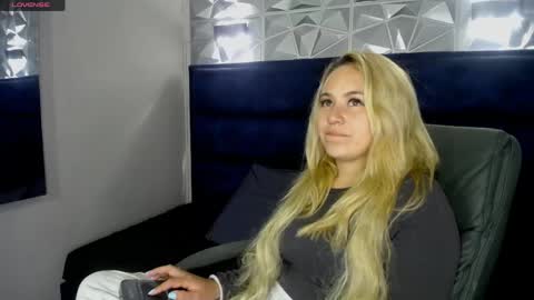 Snapshot of angel_white25 chatting on 04/16/26, 09:39 Angel online show from 04/16/26, 09:39