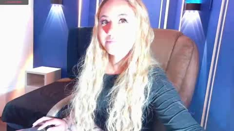 Snapshot of angel_white25 chatting on 04/17/26, 01:03 Angel online show from 04/17/26, 01:03