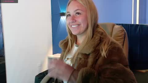 Snapshot of angel_white25 chatting on 04/19/26, 12:04 Angel online show from 04/19/26, 12:04
