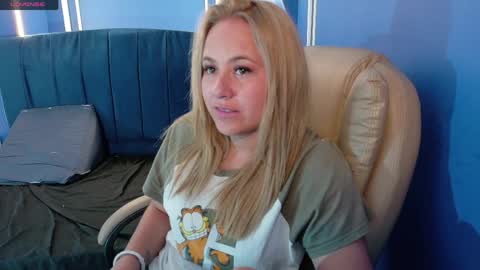 Snapshot of angel_white25 chatting on 04/19/26, 06:10 Angel online show from 04/19/26, 06:10