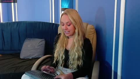 Snapshot of angel_white25 chatting on 04/20/26, 11:46 Angel online show from 04/20/26, 11:46