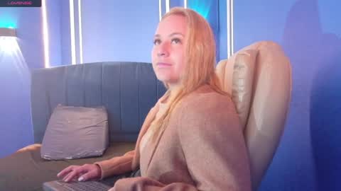 Snapshot of angel_white25 chatting on 04/29/26, 01:26 Angel online show from 04/29/26, 01:26