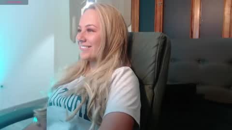 Snapshot of angel_white25 chatting on 05/04/26, 11:17 Angel online show from 05/04/26, 11:17