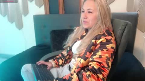 Snapshot of angel_white25 chatting on 05/06/26, 12:21 Angel online show from 05/06/26, 12:21