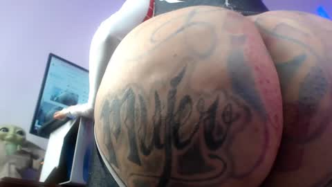 Snapshot of angelacianuro_2 chatting on 12/28/24, 01:29 Angela Cianuro online show from 12/28/24, 01:29