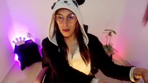 Snapshot of angele_johnson chatting on 07/17/26, 06:46 angele online show from 07/17/26, 06:46