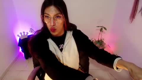 Snapshot of angele_johnson chatting on 07/19/26, 07:17 angele online show from 07/19/26, 07:17
