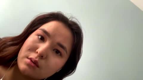 Kira is here now  help me get 50 thumbs up pls  online show from 03/26/26, 08:53