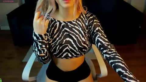 Snapshot of angelina_becker chatting on 04/17/26, 01:19 Angelina online show from 04/17/26, 01:19