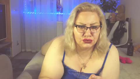 Snapshot of angelinaglam chatting on 12/14/24, 11:07 AngelinaGlam online show from 12/14/24, 11:07