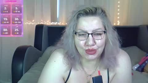 Snapshot of angelinaglam chatting on 10/13/25, 12:05 AngelinaGlam online show from 10/13/25, 12:05