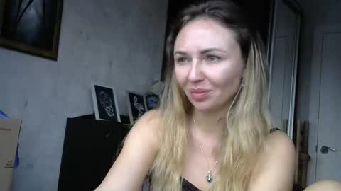 angelinalove28 online show from 11/23/25, 08:03