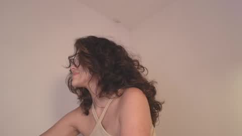 Snapshot of angelinarosss_ chatting on 04/28/26, 11:32 online show from 04/28/26, 11:32