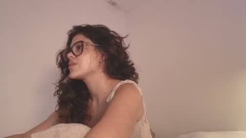 Snapshot of angelinarosss_ chatting on 05/19/26, 01:56 online show from 05/19/26, 01:56