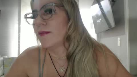 angelinna_12 online show from 10/02/25, 09:11