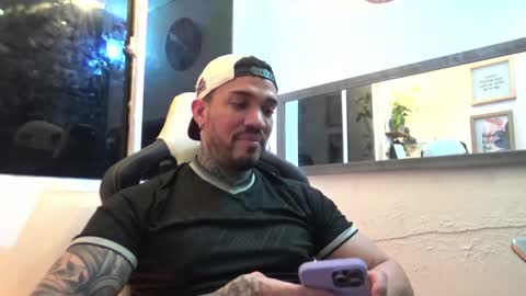 Snapshot of angellatino0 chatting on 01/05/25, 05:51 angellatino0 online show from 01/05/25, 05:51