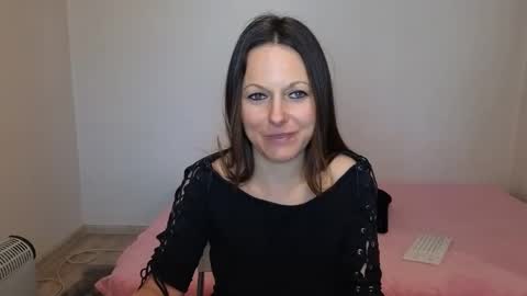 Snapshot of angelslive99 chatting on 04/23/26, 12:29 Giulia online show from 04/23/26, 12:29