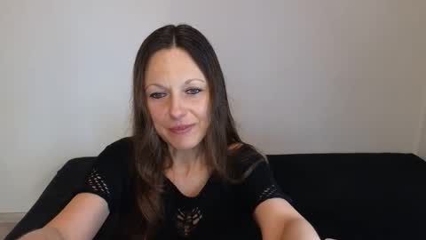 Snapshot of angelslive99 chatting on 06/07/26, 11:47 Giulia online show from 06/07/26, 11:47