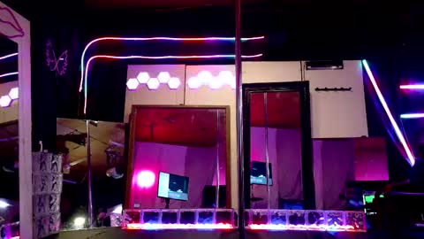 Snapshot of angelsparkle80 chatting on 02/22/25, 06:06 Madison Marie online show from 02/22/25, 06:06