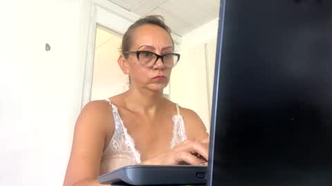 angelycute476334 online show from 10/02/25, 08:16