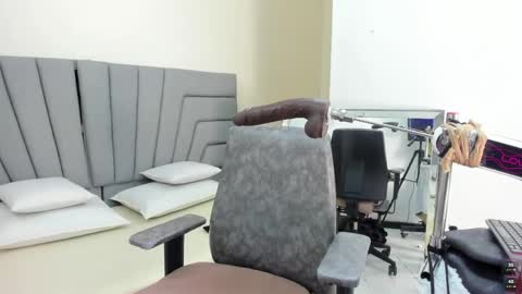 Snapshot of angie_will chatting on 06/01/26, 11:17 A N G I E. online show from 06/01/26, 11:17