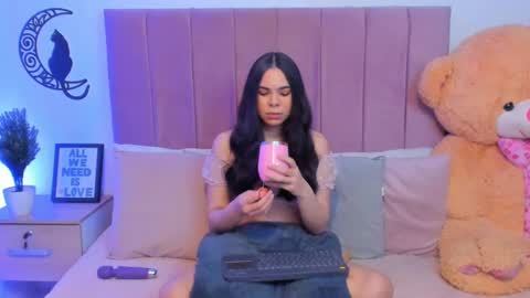 Snapshot of angiegriffin chatting on 02/19/25, 03:39 Milo ----       online show from 02/19/25, 03:39