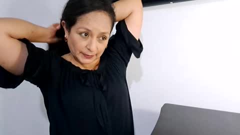 Snapshot of angiessita chatting on 03/04/25, 02:17 Angie online show from 03/04/25, 02:17