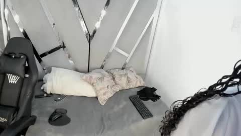 angiexht online show from 09/28/25, 02:00