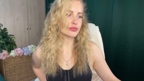 Snapshot of anita_blairr chatting on 05/25/26, 01:00 Anita online show from 05/25/26, 01:00