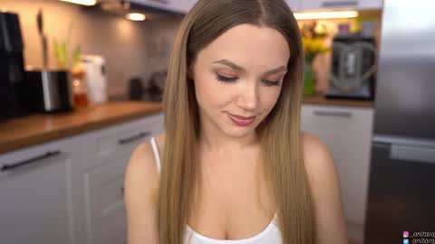 Im Anita thumb up me please its important online show from 03/19/26, 09:41