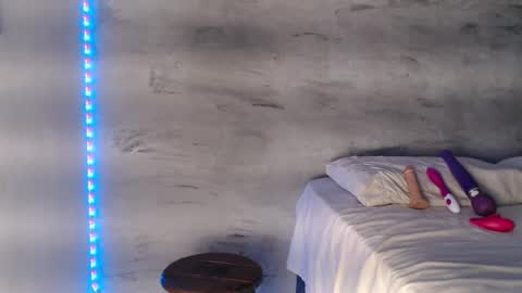 Hello My name is NaiaraPv is OPEN online show from 03/04/25, 02:06