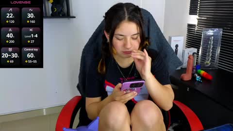 Snapshot of ann_cohen chatting on 12/20/24, 01:33 Only fans   online show from 12/20/24, 01:33
