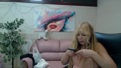 Snapshot of anna_ditrih chatting on 01/05/25, 01:04 Anna Ditrih online show from 01/05/25, 01:04