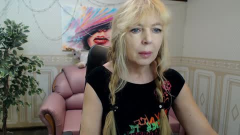 Snapshot of anna_ditrih chatting on 02/05/25, 12:38 Anna Ditrih online show from 02/05/25, 12:38