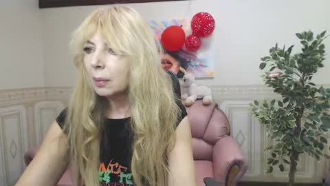 Snapshot of anna_ditrih chatting on 02/19/25, 12:33 Anna Ditrih online show from 02/19/25, 12:33