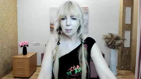 Snapshot of anna_ditrih chatting on 05/16/26, 11:42 Anna Ditrih online show from 05/16/26, 11:42