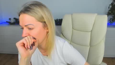 Snapshot of anna_snow9 chatting on 12/15/25, 07:07 anna_snow9 online show from 12/15/25, 07:07