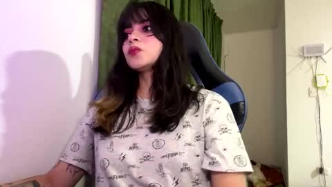 Snapshot of annacrow chatting on 11/21/25, 06:12 Anna online show from 11/21/25, 06:12