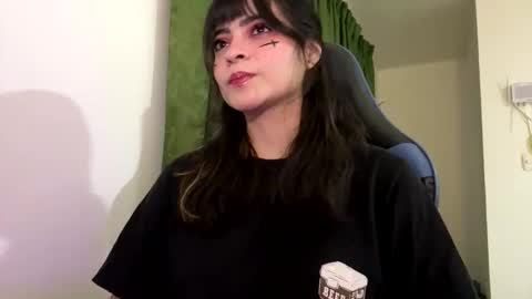 Snapshot of annacrow chatting on 12/05/25, 01:25 Anna online show from 12/05/25, 01:25