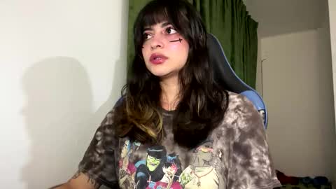 Snapshot of annacrow chatting on 12/17/25, 01:33 Anna online show from 12/17/25, 01:33