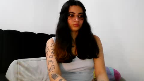 Snapshot of annacrow chatting on 05/27/26, 01:57 Anna online show from 05/27/26, 01:57