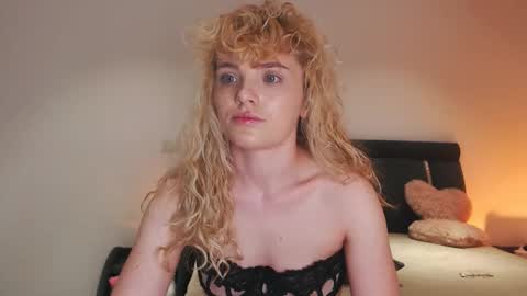 annaevv online show from 04/21/26, 02:51