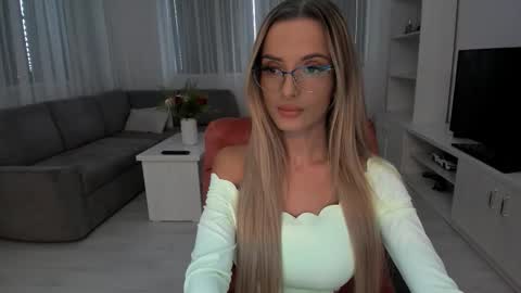 annaise  online show from 11/09/25, 12:14