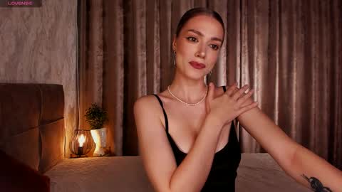 Snapshot of annakarenina__ chatting on 09/27/25, 06:02 Goddess Anna online show from 09/27/25, 06:02