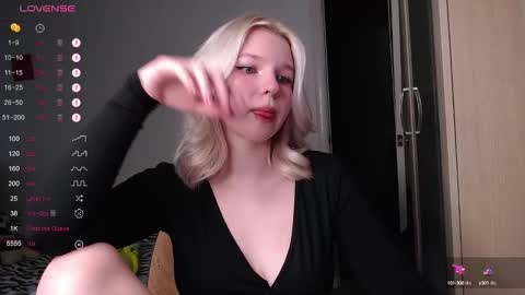 Snapshot of annamilky chatting on 10/13/25, 12:27 annamilky online show from 10/13/25, 12:27