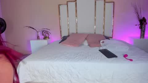 Anna online show from 11/08/25, 04:01