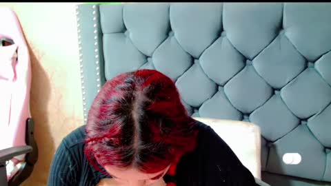 Snapshot of anne_julienne chatting on 02/15/25, 02:47       online show from 02/15/25, 02:47