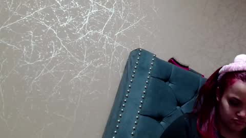 Snapshot of anne_julienne chatting on 10/17/25, 01:53       online show from 10/17/25, 01:53