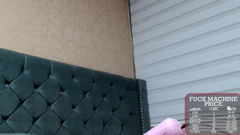Snapshot of anne_julienne chatting on 10/28/25, 02:04       online show from 10/28/25, 02:04