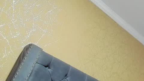 Snapshot of anne_julienne chatting on 05/27/26, 12:18 online show from 05/27/26, 12:18